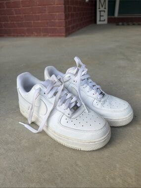 Nike womens White Athletic Sneakers - Classic Low-Top